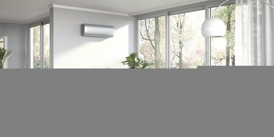 Ein großes Wohnzimmer mit Terrassentüren und einer Klimaanlage an der Wand.