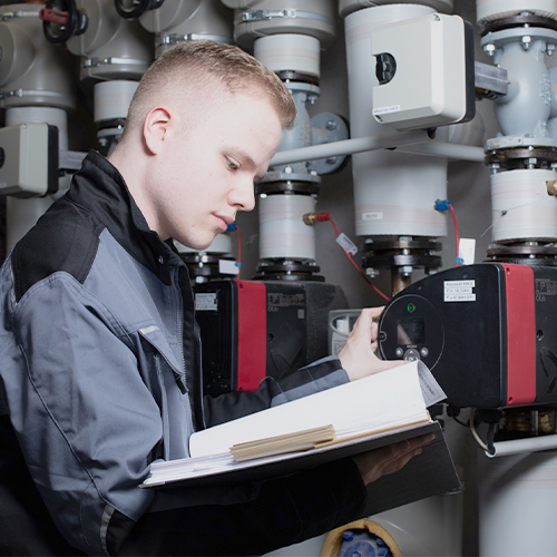 Anlagenmechaniker bei der Arbeit